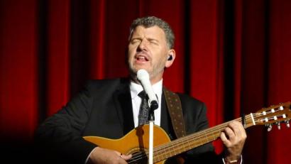 Bild: Houschka
Wenn er mit seiner spanischen Gitarre allein auf der Bühne steht und "Besame Mucho" macht, wird deutlich, was er wirklich drauf hat: Semino Rossi war in Nabburg und hat für einen unterhaltsamen Abend gesorgt.