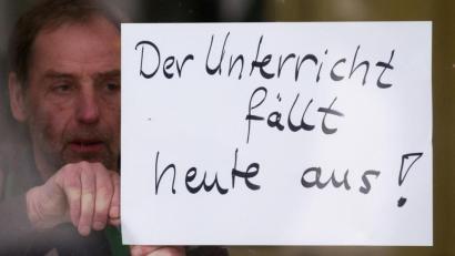 Bild: Friso Gentsch/dpa
Der Sturm und seine Folgen: Am Montag bleiben einige Schulen geschlossen.