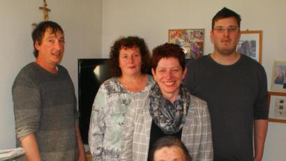 Bild: agr
Beda Schwab (vorne) im Kreise ihrer Gratulanten. Für die Stadt Neunburg wünschte Zweite Bürgermeisterin Margit Reichl (Zweite von rechts) alles Gute.