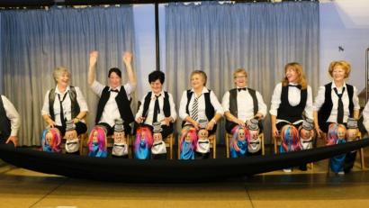 Bild: do
Hin und weg sind die "Junggebliebenen" vom einfallsreichen "Knieballett" der Vorbacher Spaßtruppe.