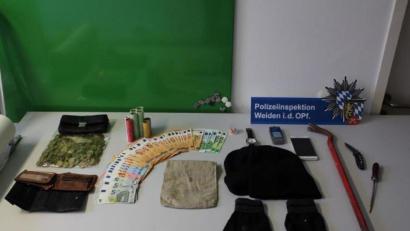 Bild: exb
Reichlich Geld und andere Beute sowie die "Ausrüstung" des mutmaßlichen Serieneinbrechers stellte die Polizei Weiden sicher.