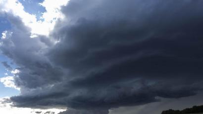 Bild: Bernd März
Eine große dunkle Gewitterzelle über der Marktgemeinde Fürstenzell bei Passau in Niederbayern. Foto: Bernd März/dpa/Archivbild