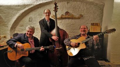 Bild: twi
Das Trio „Swing Guitars“ mit Ferry Beierl, Reinhold Grassl und Roland Schrüfer (von links) begeisterte das Publikum mit Gipsy-Swing vom Feinsten.