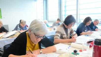 Bild: Kunz
Meist interessieren sich Frauen für die Kalligrafie. Nur einer von 13 Kursteilnehmern ist dieses Mal ein Mann.