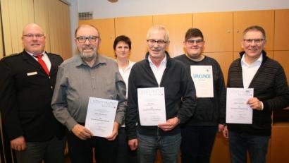 Bild: roh
Auszeichnungen beim Roten Kreuz Friedenfels: Im Bild (von links) Kreisbereitschaftsleiter Christian Stahl, Peter Steinhauser, Bereitschaftsleiterin Andrea Winkler, Willi Wick, Tobias Megies und Oskar Schuster.