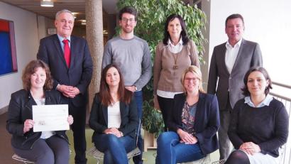 Bild: Bühner
Die Koordinatorinnen des Bündnisses für Familie Neustadt-Weiden bilanzieren zusammen mit den Schirmherren Oberbürgermeister Kurt Seggewiß (stehend, links) und Arbeitsagenturchef Thomas Würdinger (Vierter von links).