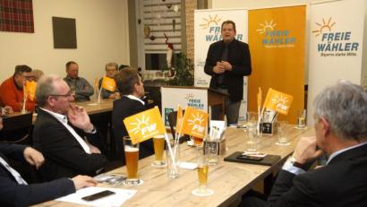 Bild: Hirsch
Die Freien Wähler starteten in den Kreistagswahlkampf. Landratskandidat Dieter Jäger (stehend) appellierte an den Zusammenhalt der Mitglieder.