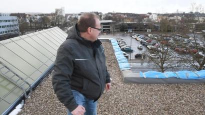 Bild: Gabi Schönberger
Auf 25 Meter Länge hat Sturm Sabine die Verblendung der erhöhten Dachkante aus der Verankerung gerissen. Tobias Dietl von der Hochbauabteilung der Stadt zeigt die betroffene Stelle.