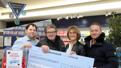 Bild: Wolfgang Steinbacher
Frederik und Johann Strobl (von links) übergeben den Scheck an Vorsitzende Brigitte Breitfelder und Alexander Pemp vom Kinderschutzbund.
