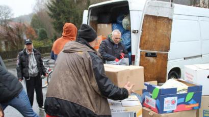 Bild: prh
Die neun Helfer der Christlichen Kinderhilfe Rumänien mussten beim Ausladen der Sachspenden kräftig zupacken. Die Organisatoren hoffen auch heuer auf viele Spenden, die sie dann nach Rumänien transportieren können.