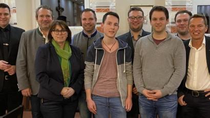 Bild: exb
Die neue JU-Vorstandschaft um Kilian Gradl (Vierter von rechts) zeigt das Bild zusammen mit Landrat Thomas Ebeling (von links), dem CSU-Bürgermeisterkandidaten Frank Zeitler, der FU-Vorsitzenden Marianne Forster, dem CSU-Ortsvorsitzenden Tobias Knechtel und dem Fraktionssprecher im Stadtrat, Hans-Georg Dobler (rechts).