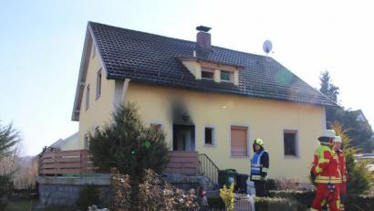 Bild: Thomas Dobler
Ein Feuer hat am Sonntagmorgen ein Wohnhaus an der Fischbacher Straße in Bruck verwüstet.