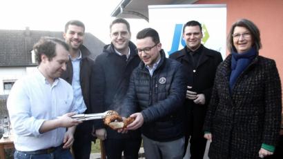 Bild: Hirsch
Mit einer Winter-Grillparty eröffnete die Junge Union am Freitag den Wahlkampf. Mit dabei waren Bürgermeisterin Susanne Plank, Landrat Thomas Ebeling, Bürgermeisterkandidat Matthias Meier, JU-Landesvorsitzender Christian Doleschal und Kreisvorsitzender Jonas Rester (von rechts).
