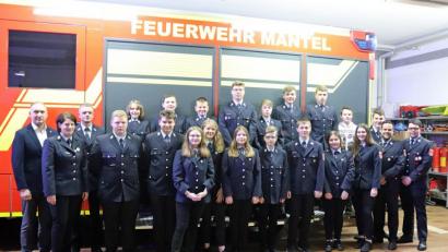 Bild: jma
Bürgermeister Richard Kammerer mit den Jugendlichen der Feuerwehr Mantel