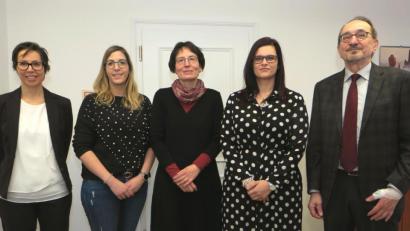 Bild: Hirsch
Amtsgerichtsdirektor Ewald Ebensperger (rechts), Richterin Silvia Schatz (links) und Personalratsvertreterin Claudia Häupl (Zweite von links) hießen die neue Richterin, Jennifer Jäger (Zweite von rechts) willkommen und gratulierten Tanja Raab (Mitte) zur Berufung zur Geschäftsleiterin.