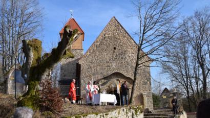 Bild: bö
Die Pfarrkirche St. Luzia in Lutzmannstein. Mit einem Dekret des Bischofs von Eichstätt ist jetzt die Pfarreiaufgelöst. Grund genug für ehemalige Lutzmannsteiner, am Samstag ins Dorf zurückzukommen und mit (von links) Stadtpfarrer Martin Becker aus Velburg, Pfarrer Richard Hüttinger von der Diözese Eichstätt und und Kaplan Thomas Sanikommula einen Gottesdienst zu feiern. Rechts Bürgermeister Bernhard Kraus.