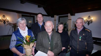 Bild: nib
Der OGV Högling ehrte langjährige Mitglieder. Unser Bild zeigt von links Maria Bauer, Bürgermeister Christian Ziegler, Georg Zink, Vorsitzende Heidi Richthammer und stellvertretenden Kreisvorsitzenden Josef Götz.