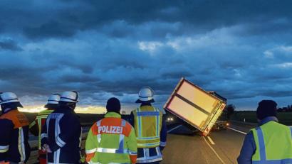 Bild: Alexander Auer
Auf der A3 hängt ein Lkw-Anhänger quasi in der Luft.