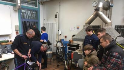 Bild: exb
Die Berufsschüler machen die Räder fit für den Straßenverkehr.