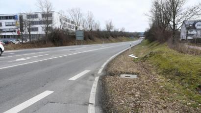 Bild: Gabriele Schönberger
Auf halber Strecke zwischen FOS/BOS (links) und der Brücke Schirmitzer Weg (hinten) soll eine Fußgänger- und Radfahrer-Brücke über die Süd-Ost-Tangente entstehen und den Campus mit dem Edekabereich und dem Wohngebiet verbinden. Offen ist wann. Die Kosten in Höhe von 1,5 Millionen Euro sollen erst einmal für dringendere Maßnahmen verwendet werden.