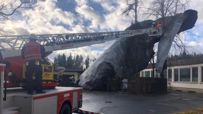 Bild: Gebhardt
Etwa 300 Quadratmeter Blech-Dachfläche hat der Sturm am Montagmorgen vom Ernst-Naegelsbach-Haus geweht.