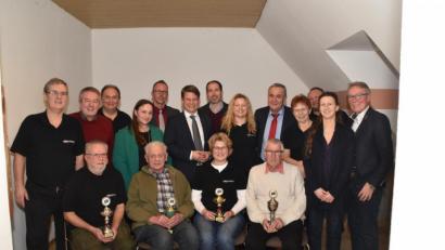 Bild: exb
Präsidentin Zaneta Weidner (hinten, Sechste von rechts) führt die "Freien Fotografen" weitere zwei Jahre. Die erfolgreichsten Fotografen sind (vorne, von links) Reinhold Buchner, Dieter Neumann, Elke Englmaier und Günter Klein.