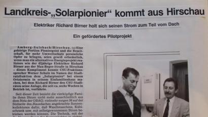 Bild: u
Am Samstag, 16. November 1991, nahm Richard Birner (l.) in seinem Wohnhaus, Max-Reger-Straße 27, die erste Photovoltaikanlage im Landkreis Amberg-Sulzbach in Betrieb. Die AZ berichtete darüber am 14. Dezember nach einer Besichtigung der PV-Anlage durch den damaligen CSU-Stadtratsfraktionsvorsitzenden Werner Schulz (r.).