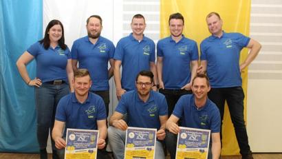 Bild: Evi Wagner
Die Faschingsprinzen Blau-Gelb haben noch einiges zu tun: Emily Klementa, Kevin Schatzschneider, Michael Biller und Christoph Krisch (hinten, von links), Lukas Schiffler, Alexander Schuller und Tobias Büller (vorne, von links).