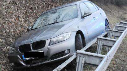 Bild: gf
Ein junger Mann war am Montagnachmittag auf der Bundesstraße 85 mit seinem BMW wohl zu flott unterwegs, als er in die Bundesstraße 299 in Richtung Ursensollen abbiegen wollte.