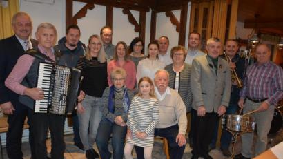 Bild: jr
Karl Bauer (vorne sitzend, mit Enkelin Valentina und Frau Käthe), genoss am Samstagabend bei der Feier im Gasthaus „Finkenstich“ die vielen Glückwünsche von Familie, Freunden und Nachbarn und Vereinen. Unter den Gratulanten waren auch Bürgermeister Johann Burger (links), MGV-Vorsitzender Markus Schuller (Vierter von rechts), Schützen-Vorsitzender Helmut Kipferl (Dritter von rechts), Wanderfreunde-Vorsitzende Andrea Zinnecker (Fünfte von rechts) sowie die Musiker der Gruppe „Tonados“.