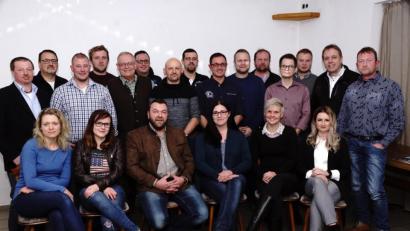 Bild: bkr
Adrian Scheitler (vorne, Dritter von links) möchte ein Bürgermeister zum Anfassen sein. Er zieht mit einem jungen Team, das die IWG in der Auftaktveranstaltung erstmals präsentierte, in den Kommunalwahlkampf. Bei der Nominierungsversammlung war ein Großteil der Kandidaten verhindert gewesen.