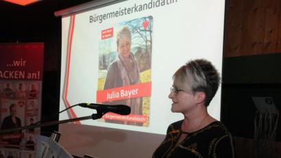 Bild: bey
SPD-Bürgermeisterkandidatin Julia Bayer nennt Transparenz und Offenheit bei ihrer Wahl und sieht auch eine parteiübergreifende Politik im Marktgemeinderat als Schlüssel für eine erfolgreiche Tätigkeit zum Wohl der Bürger.