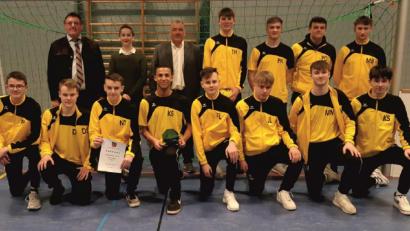 Bild: Klaus Meier
A-Junioren-Landkreismeister JFG Obere Vils 08 mit (hinten von links) Vilsecks Bürgermeister Hans-Martin Schertl sowie Sophie Ibler und Robert Graf von der Sportförderung des Landratsamtes Amberg-Sulzbach.