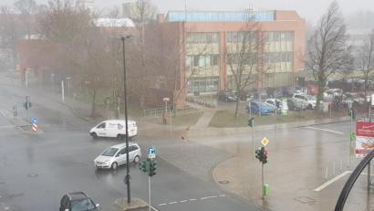 Bild: Sonja Kaute
Blick auf das sturmgepeitschte Weidener Rathaus, an dem der Sturm gerade zwei Dachplatten abgedeckt hat.