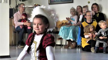 Bild: ubb
Tanzmariechen Nina zeigte den Kindern und Erwachsenen beim Kinderfasching ihr Können.