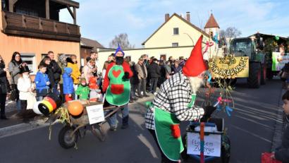 Bild: rgr
Der 3. Revival-Faschingszug schlängelte sich am Sonntag durch die Straßen von Hütten.