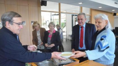 Bild: Kunz
Werner Mayer (links) gibt die Mittagessen aus. Am Montag speisen auch Schirmherrin Maria Seggewiß, Adventslicht-Initiatorin Renate Freuding-Spintler und Oberbürgermeister Kurt Seggewiß mit.