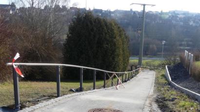 Bild: rn
Zwischen Rosenweg und Sommerleitenweg hat der der Bauhof einen Handlauf angebracht.