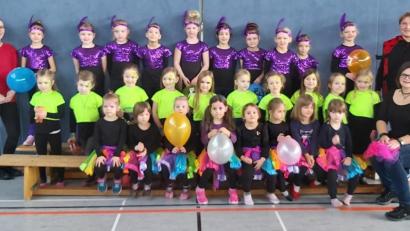 Bild: rn
Zu flotter Pop-Musik wirbelten (von unten) die Twinkle Dancers, die Freaky Dancers und die Funky Dancers über den Hallenboden. Mit im Bild ihre Trainerinnen Daniela Ruder (links) und Melanie Renner und VHS-Geschäftsführerin Angelika Denk (rechts)