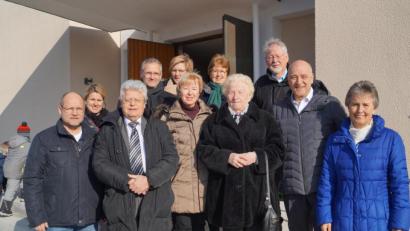 Bild: du
Das Mozartquartett unter der Leitung von Josef Zaglmann (vorne, Zweiter von links) huldigt beim Gottesdienst mit der "Missa brevis in G" nicht nur dem großen Komponisten, sondern gratuliert anschließend auch noch Maria Kick (vorne, Dritte von rechts) zum 90. Geburtstag mit einem Ständchen.