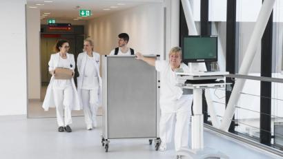 Bild: Gabi Schönberger
So sieht es aus, wenn eine Station am Klinikum Weiden im laufenden Betrieb umzieht. Pflegepersonal macht sich auf den Weg, und das wohl wichtigste Gerät muss auch mit: der Computer mit den Patientendaten.