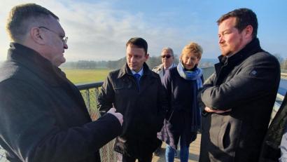 Bild: exb
Unten brettert der Verkehr über die A93 bei Rothenstadt, oben diskutieren (von links) der Präsident der Autobahndirektion Nordbayern, Reinhard Pirner, mit Bürgermeister Jens Meyer und Abgeordneter Uli Grötsch (rechts) über Lärmschutz.