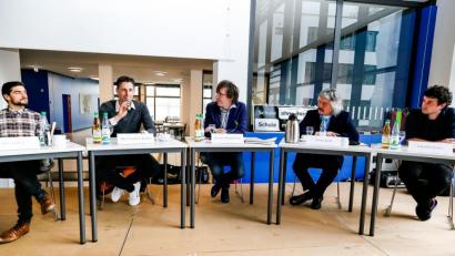 Bild: Hösamer
"Fußball und Rassismus" war das Thema der Podiumsdiskussion mit Jahn-Spieler Oliver Hein (von links), Jahn-Geschäftsführer Christian Keller, Moderator Thomas Muggenthaler, Organisator und Günter Kohl und Johannes Lauer, Mitarbeiter der KZ-Gedenkstätte Flossenbürg. Über 150 Schüler des Beruflichen Schulzentrums Oskar-von-Miller hörten in der Aula zu.