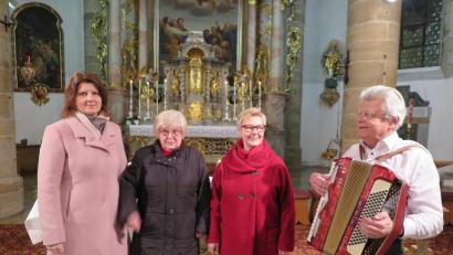 Bild: jzk
Die Sängerinnen Sonja Sporrer, Monika Fink und Sieglinde Wick hatten mit Josef Zaglmann (von links) die „Deutsche Bauernmesse“ von Annette Thoma einstudiert