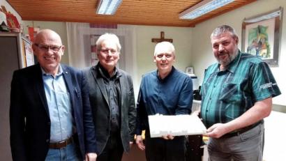 Bild: jma
Sie stellen die Pläne für die neue Schule in Kirchenthumbach vor: Dritter Bürgermeister Werner Trenz (von links), Verfahrensbetreuer Reinhard Pfab, Erster Bürgermeister Jürgen Kürzinger und Zweiter Bürgermeister Josef Schreglmann.