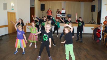 Bild: enz
Die Zumba-Kids des TSV begeisterten wieder mit ihrem Können.