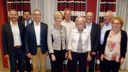 Bild: usc
Eine wichtige Aufgabe kommt dem Caritasrat zu, der am Freitag in der Mitgliederversammlung gewählt wurde. Hier zusammen mit Gästen (von links): Stefan Schmidberger vom Diözesan-Caritasverband Regensburg, Kreisgeschäftsführer Günther Koller, die neuen Caritasräte Richard Beer, Gabriele Baumgärtner, Franz Koholka, Marianne Gutwein, Wolfram Strack und Wolfgang Schmalzbauer sowie Bürgermeisterin Brigitte Netta. Nicht mit dabei Karl Schlagbauer, der wegen Erkrankung verhindert war.