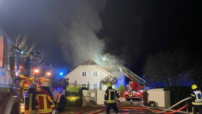 Bild: Alexander Auer
Die Einsatzkräfte vor Ort beim Feuer in Tegernheim.