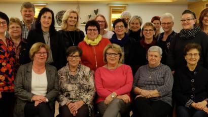 Bild: wlr
Eine der liebsten Tätigkeiten eines jeden Vereinsvorsitzenden ist es langjährige Mitglieder zu ehren. FU-Vorsitzende Renate Müller (sitzend links) darf bei der Jahreshauptversammlung 13 Frauen für ihre langjährige Treue beglückwünschen.