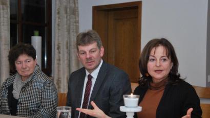 Bild: exb
EU-Abgeordnete Marlene Mortler mit Peter Beer und Brigitte Trummer vom Bauernverband (von rechts).